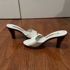 Bandolino White Leather and Brown Vintage Heels